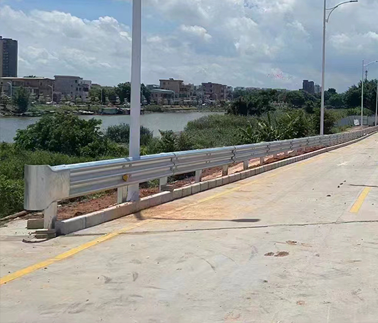 某道路周邊波形護(hù)欄