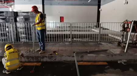 前海公交站路側(cè)深標護欄，150米